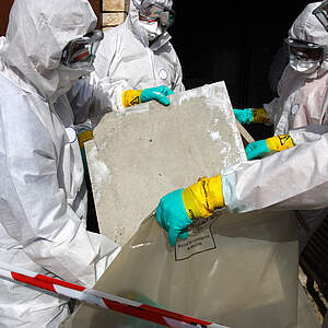 Arbeiter bei der Asbestentsorgung
