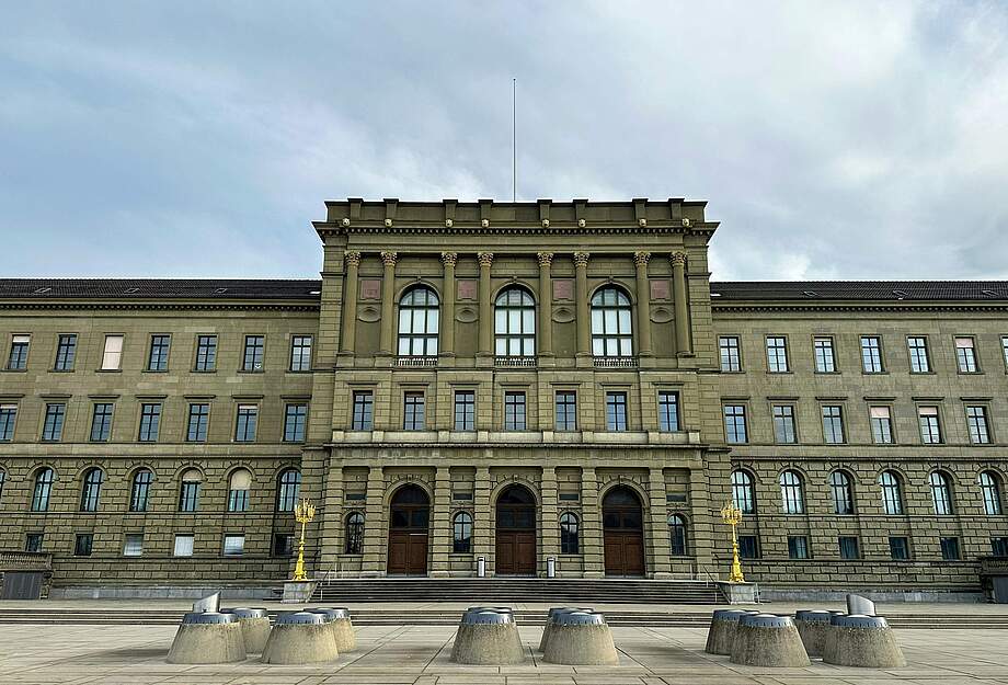 Foto des ETH-Hauptgebäudes in Zürich