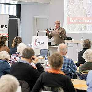SGB-Präsdient Pierre-Yves Maillard spricht am Rentnerinnen-Gipfel vom 5. November 2023