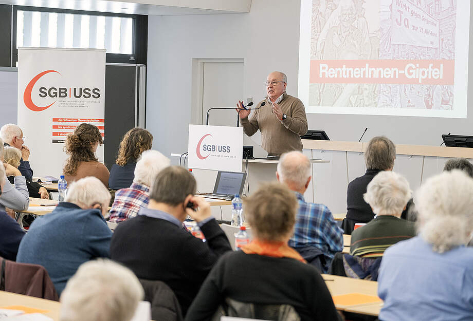 SGB-Präsdient Pierre-Yves Maillard spricht am Rentnerinnen-Gipfel vom 5. November 2023