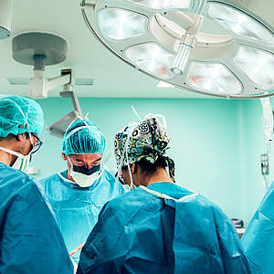 Operationssaal mit ÄrztInnen
