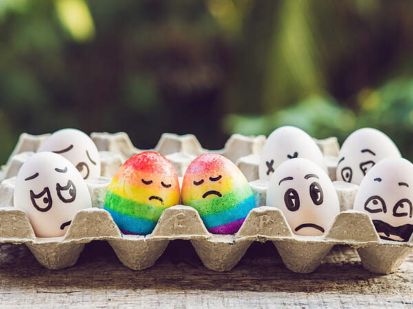 Zwei in Regenbogen-Farben angemalte Eier