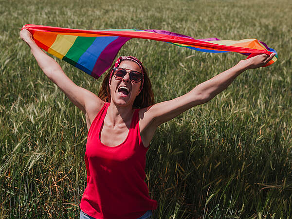Frau mit Regenbogenfahne