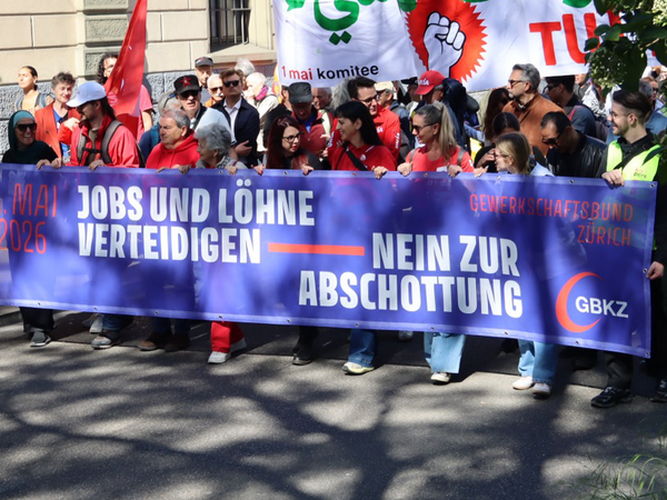Haupttransparent in Zürich am 1. Mai: Jobs und Löhne verteidigen - nein zur Abschottung