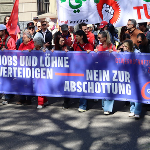 Haupttransparent in Zürich am 1. Mai: Jobs und Löhne verteidigen - nein zur Abschottung