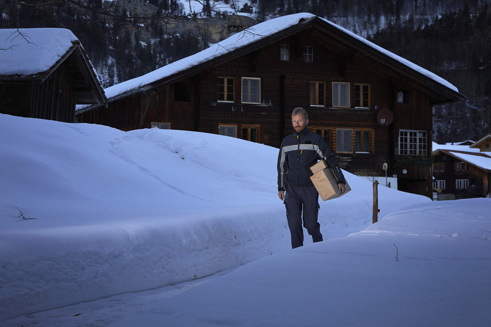 Paketzusteller im Schnee