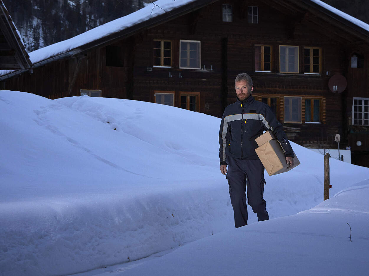 Paketzusteller im Schnee