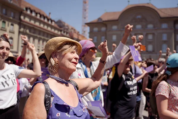 Frauen demonstrieren am Feministischen Streik 2023 auf dem Bundesplatz