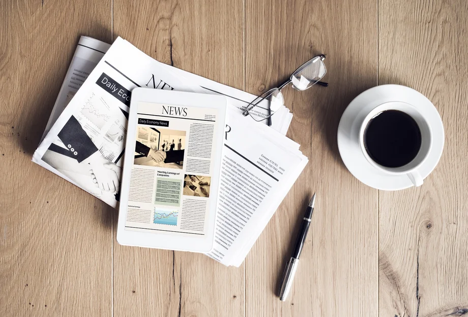 Zeitung vs. Online Online-Zeitung liegt auf Papier-Zeitung