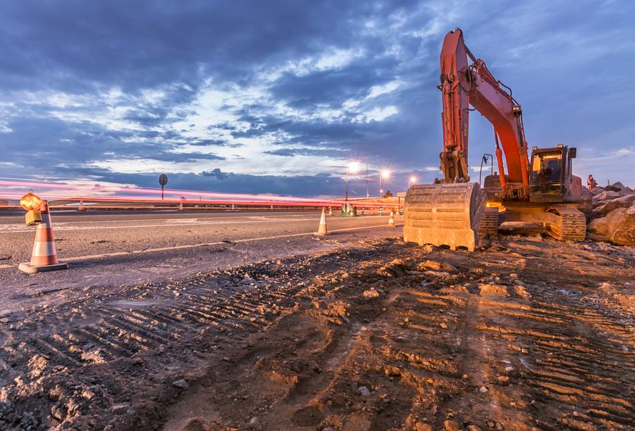 Strassenbau Bagger beim Strassenbau