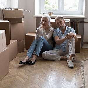 Zwei Personen, die ausziehen müssen wegen Kündigung