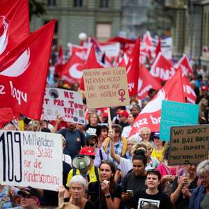 Für gute Löhne im Service public Fotos mit VPOD-Fahnen und -Forderungen