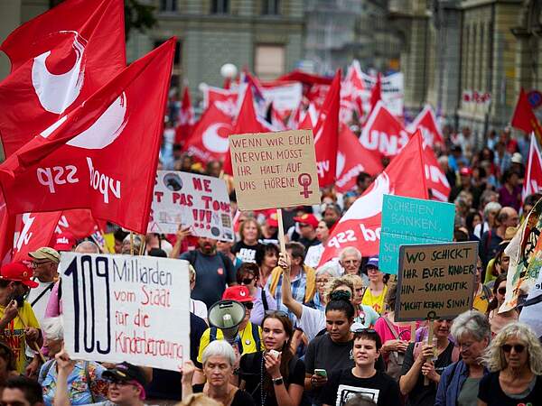 Fotos mit VPOD-Fahnen und -Forderungen