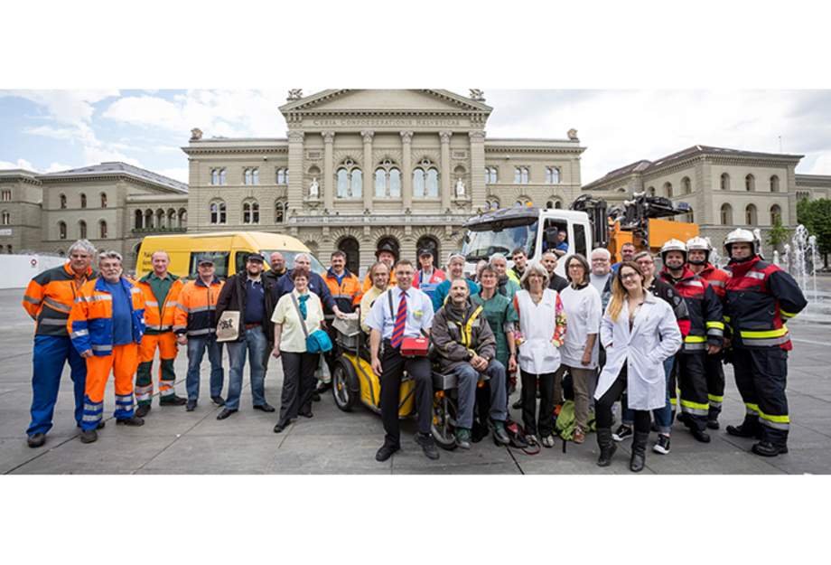 Service-public-Personal posiert auf dem Bundesplatz