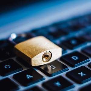 Schloss auf Laptop-Tastatur