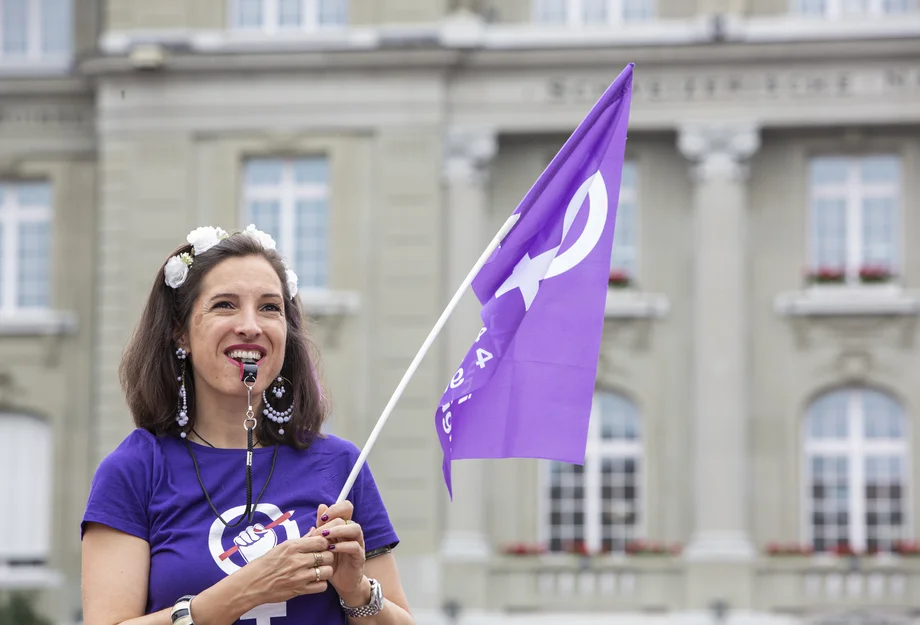Frauenstreik in Bern Frau mit Frauenstreikfahne und Trillerpfeife