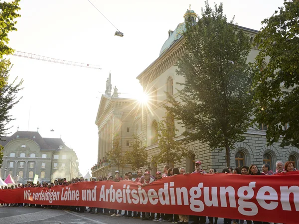 Aktion «Rote Linie» Löhne und Arbeitsbedingungen verteidigen