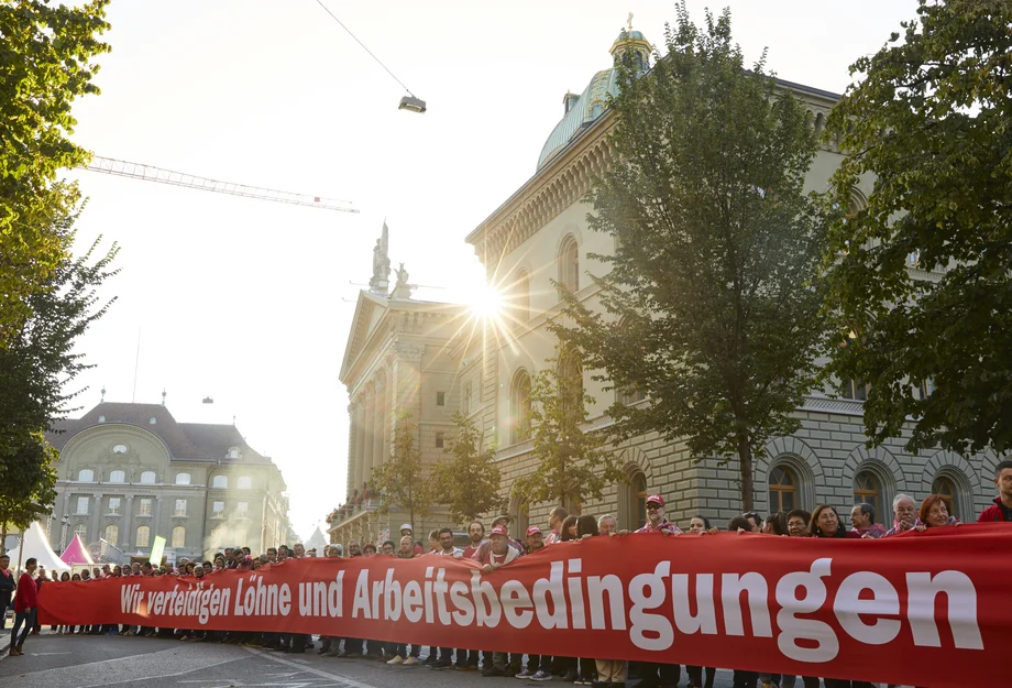 Aktion «Rote Linie» Löhne und Arbeitsbedingungen verteidigen