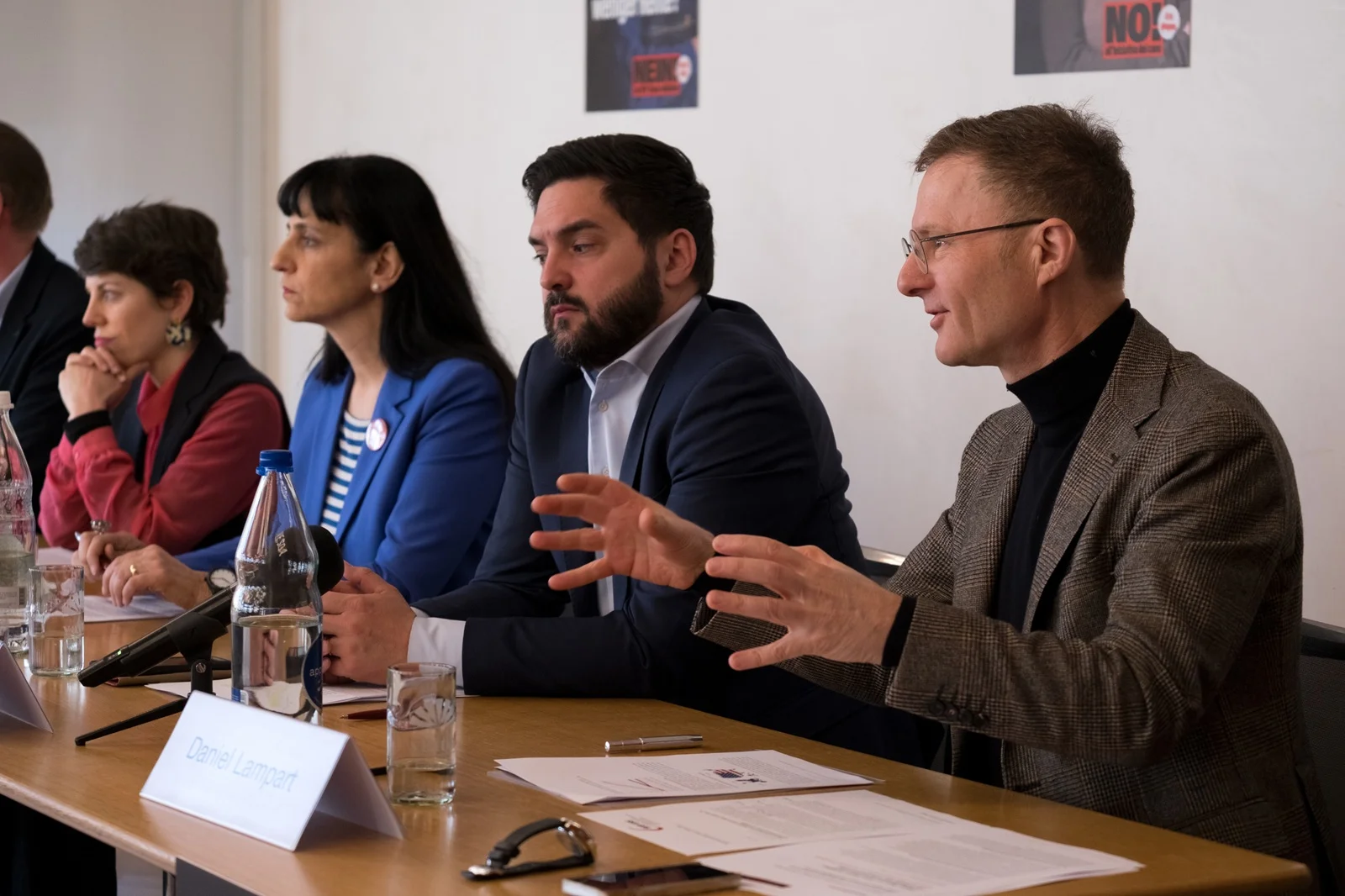 Daniel Lampart an der Medienkonferenz, mit Cédric Wermuth, Vania Alleva, Lisa Mazzone und Adrian Wüthrich