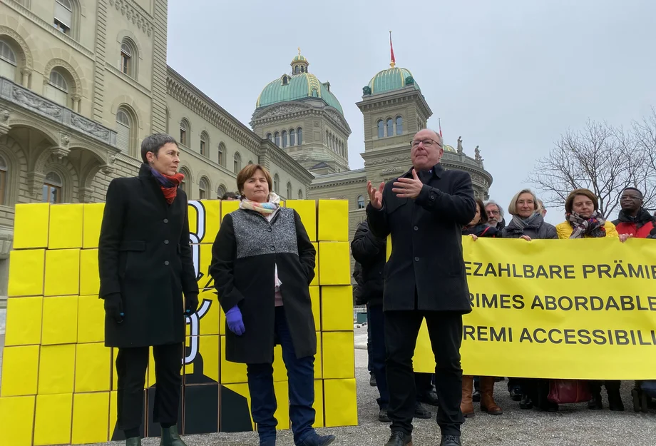 Einreichung der Prämien-Entlastungs-Initiative Barbara Gysi, Marina Carobbio und Pierre-Yves Maillard an der Übergabe der Unterschriften.