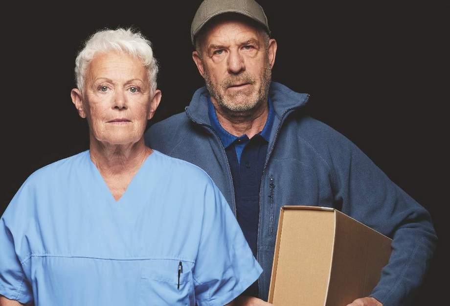 zwei Personen, die sich gegen AHV 21 aussprechen