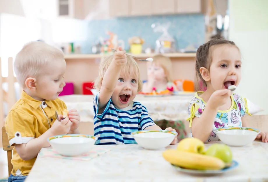 Kinder essen in der Kita Kinder in der Kita