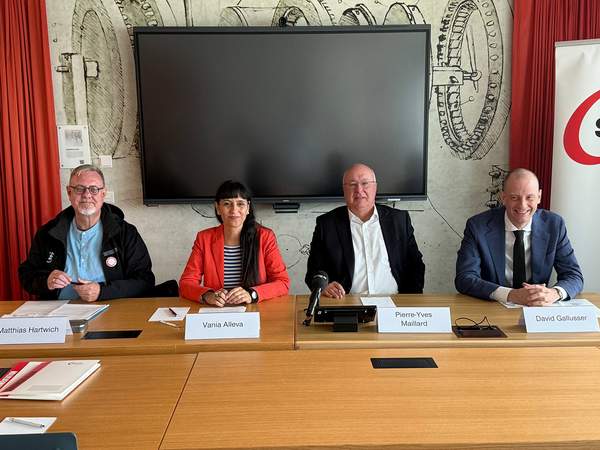 Matthias Hartwich, Vania Alleva, Pierre-Yves Maillard und David Gallusser sitzen am Referentinnen-Tisch