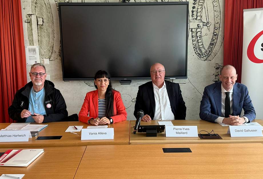 Matthias Hartwich, Vania Alleva, Pierre-Yves Maillard und David Gallusser sitzen am Referentinnen-Tisch