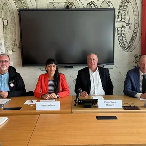 Matthias Hartwich, Vania Alleva, Pierre-Yves Maillard und David Gallusser sitzen am Referentinnen-Tisch