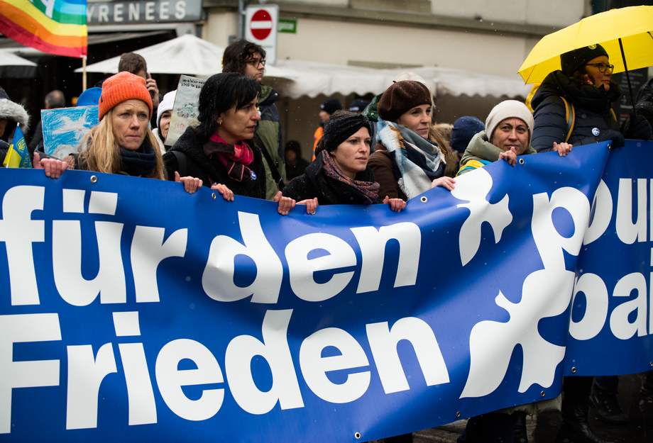 Fronttransparent der Friedensdemo vom 2. April 2022 in Bern