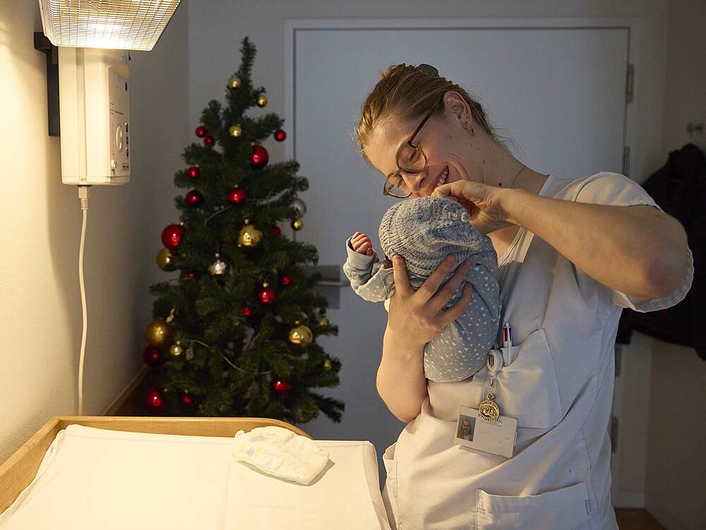 Die Kraft der Frau unter der Geburt, der erste Atemzug eines Kindes und die grosse Verantwortung als Hebamme, erfüllen Melina Zehr-Siegenthaler bei ihrer Arbeit. Jedoch sollten diese grosse Verantwortung und die Arbeit im Schichtbetrieb deutlich besser entlohnt werden.