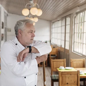 Koch im leeren Restaurant