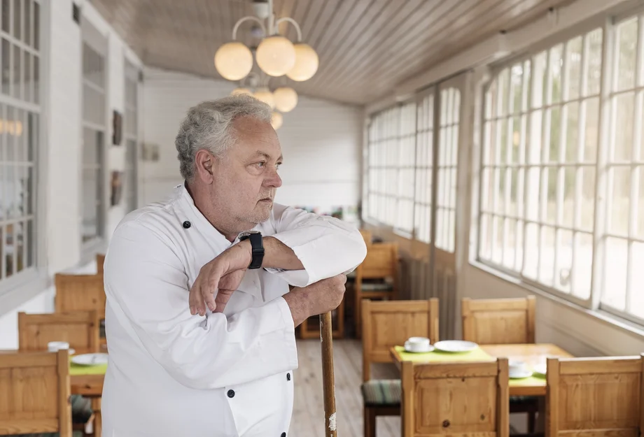 Koch im leeren Restaurant