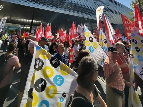 Gewerkschafterinnen und Gewerkschafter mit Fahnen an einer Demonstration