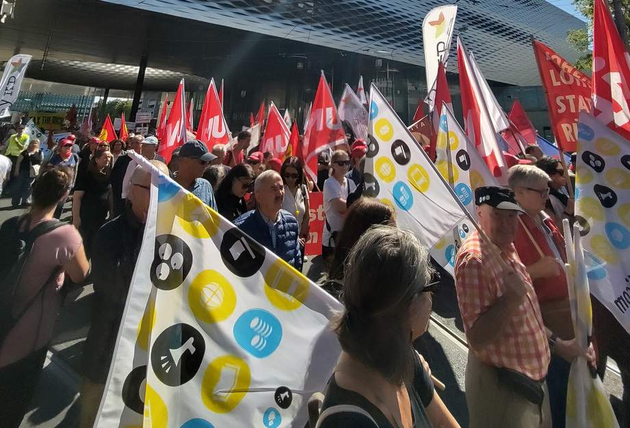 Gewerkschafterinnen und Gewerkschafter mit Fahnen an einer Demonstration