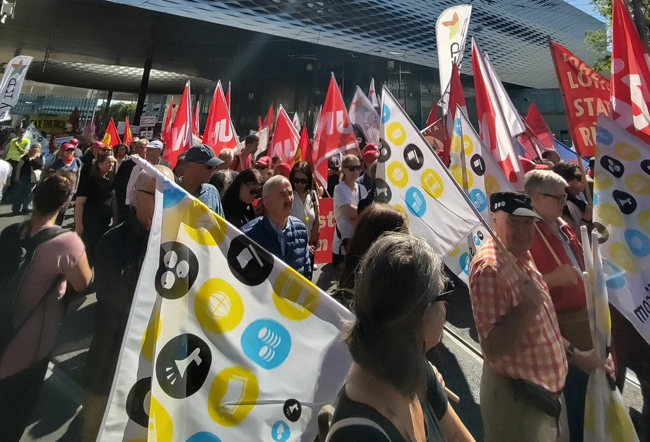 Gewerkschafterinnen und Gewerkschafter mit Fahnen an einer Demonstration