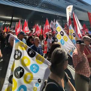 Gewerkschafterinnen und Gewerkschafter mit Fahnen an einer Demonstration