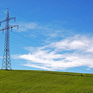 Strommast in der Landschaft