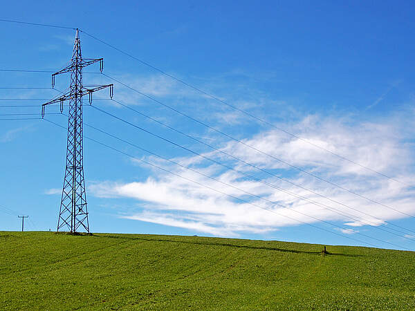 Strommast in der Landschaft