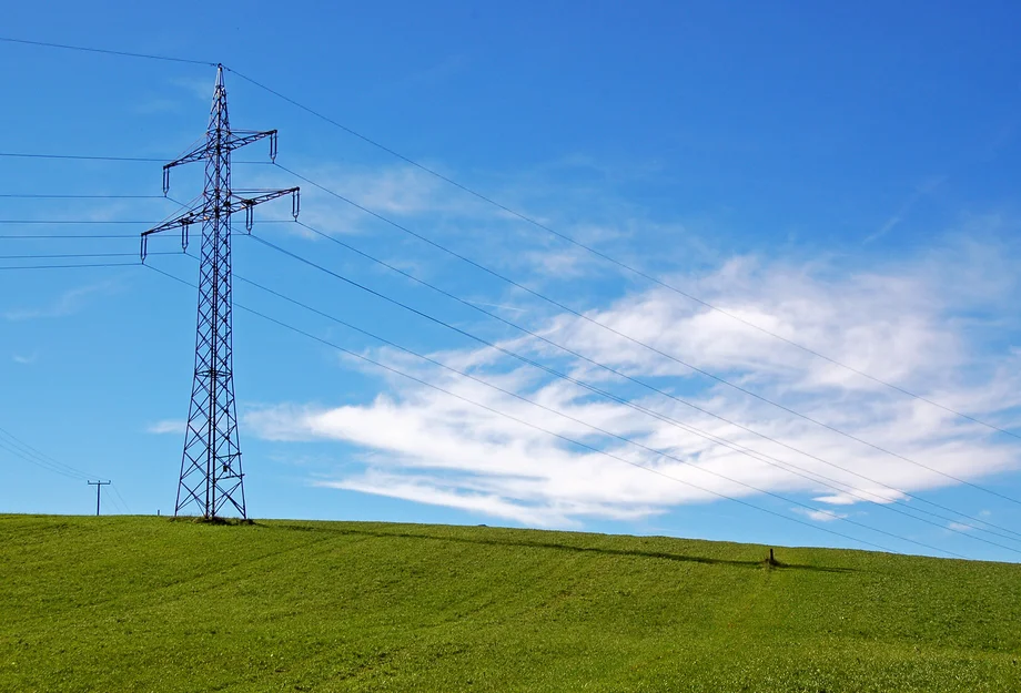Stromleitung Strommast in der Landschaft