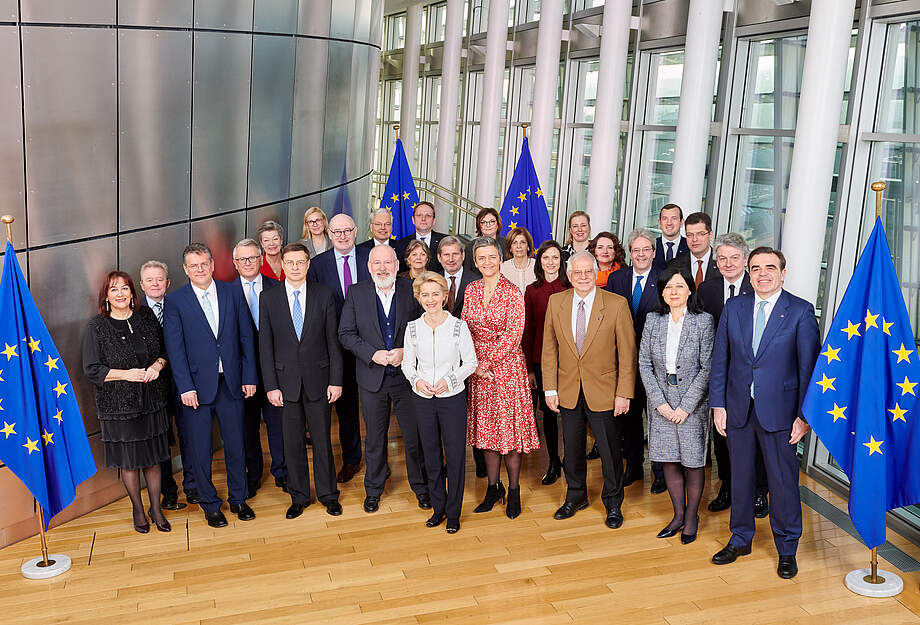 Gruppenfoto der EU-Kommission von der Leyen