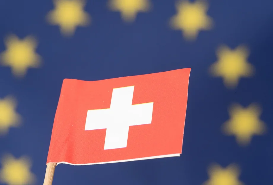 Schweiz-EU Schweizerfahne vor EU-Fahne