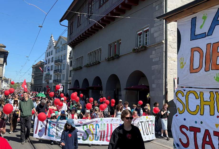 Bunte Demo-Teilnehmenden