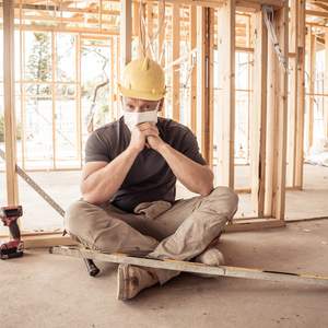 Handwerker mit Mundschutz