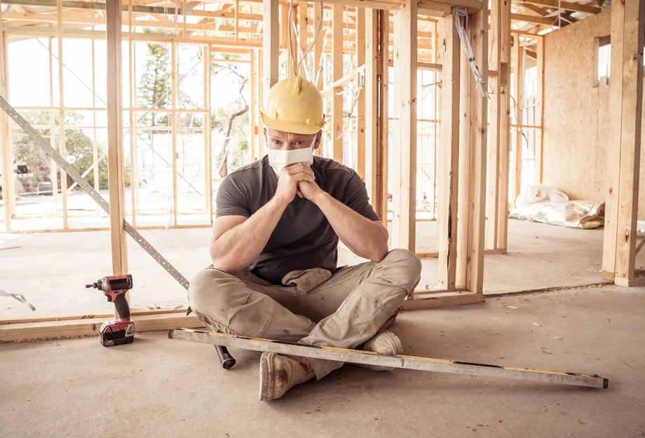 Handwerker mit Mundschutz