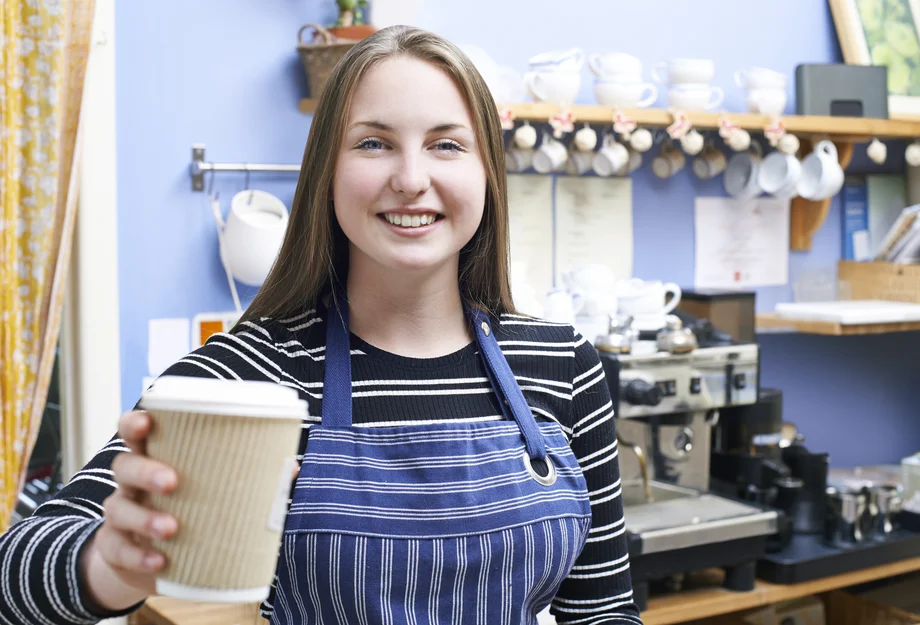 Ferienjob Junge Frau arbeitet in einer Kaffeebar