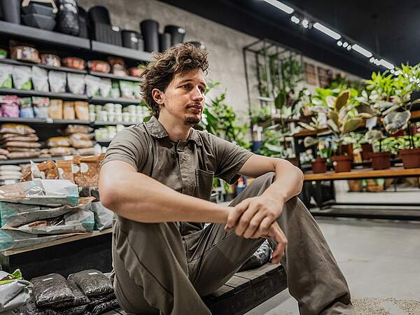 Ein müde und gestresster Auszubildender