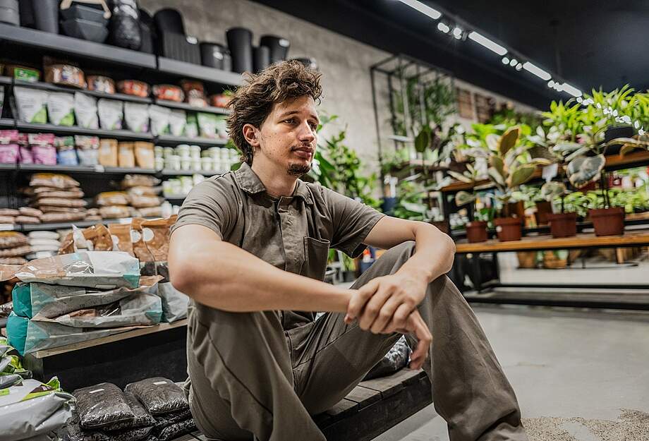 Ein müde und gestresster Auszubildender