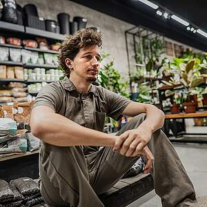 Ein müde und gestresster Auszubildender