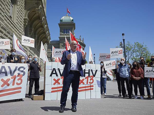 Maillard spricht an der Übergabe der Unterschriften für eine 13. AHV-Rente